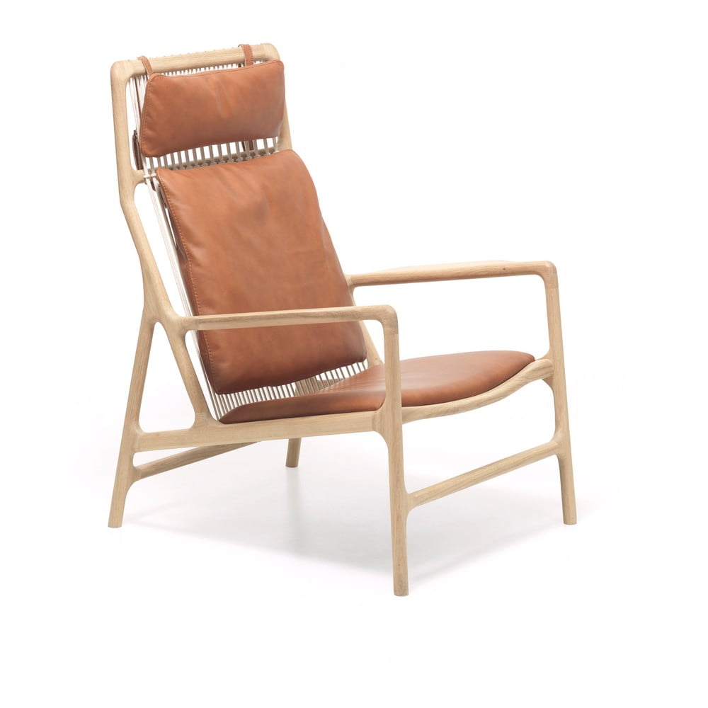 Kreslo s konštrukciou z masívneho dubového dreva a koňakovohnedým sedadlom z byvolej kože Gazzda Dedo