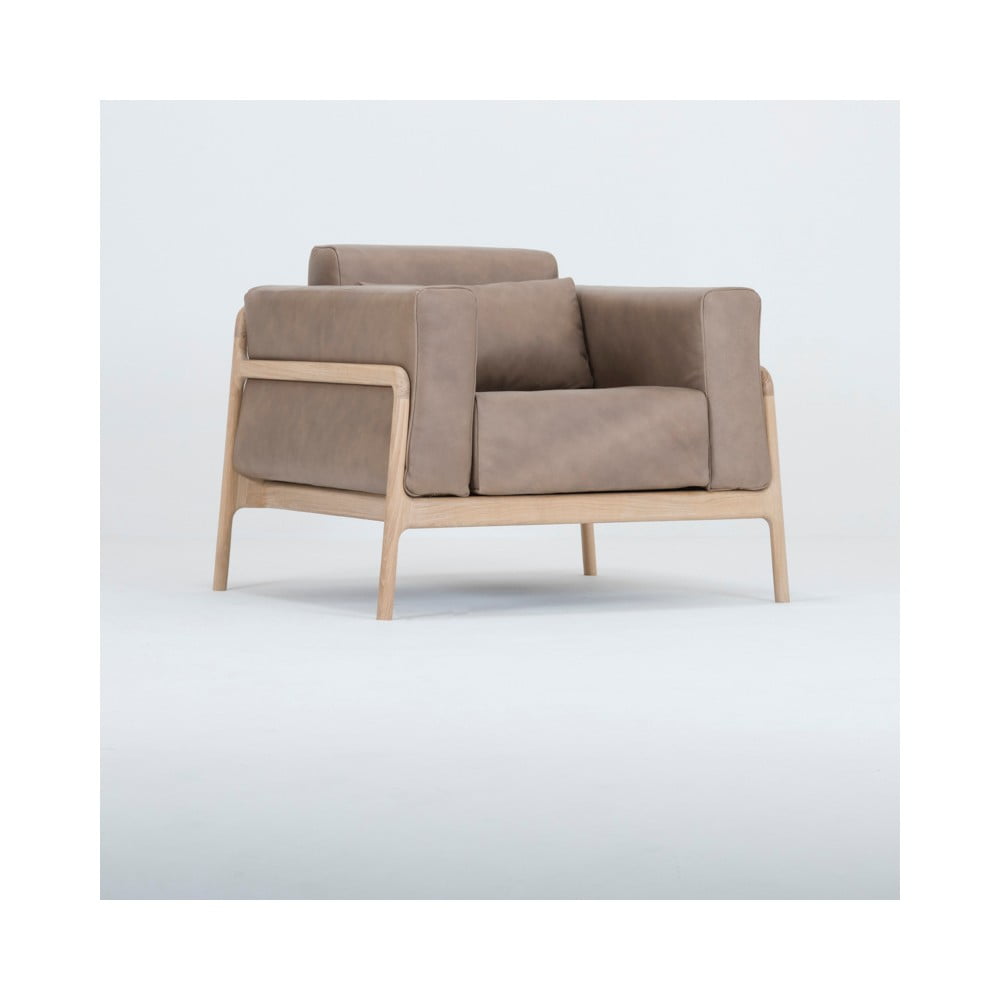 Svetlohnedé kreslo z byvolej kože konštrukciou z masívneho dubového dreva Gazzda Fawn