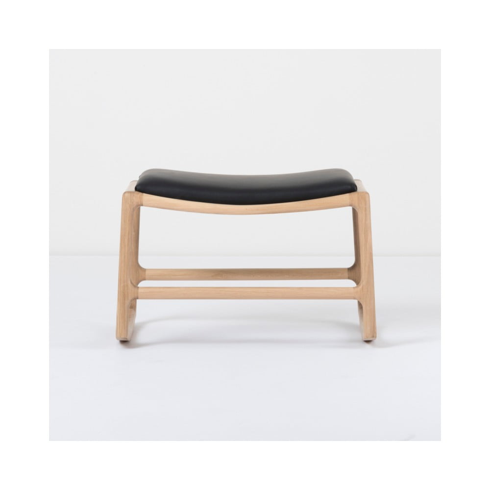 Podnožka s konštrukciou z masívneho dubového dreva s čiernym koženým detailom Gazzda Dedo