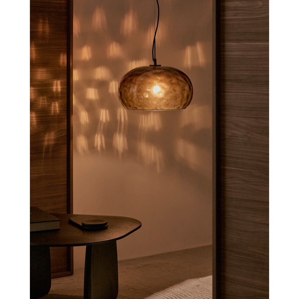 Jantárové sklenené závesné svietidlo so skleneným tienidlom ø 40 cm Balma – Kave Home